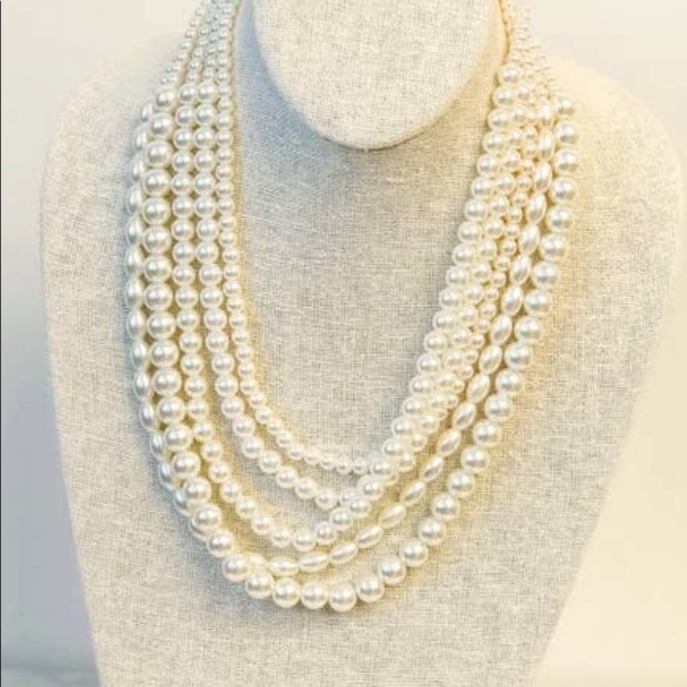Multi-layered Pearl Neckace